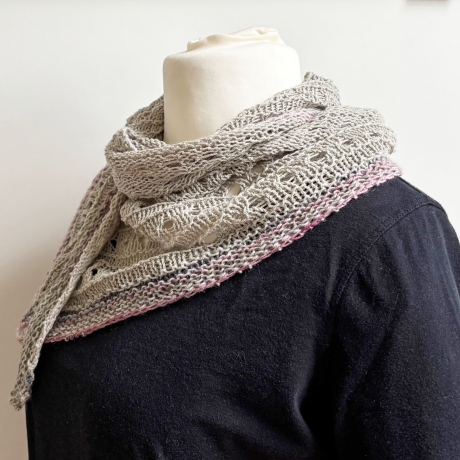 Dreiecktuch mit Seide Farbe Sand handgestrickt ca 37 x 190 cm