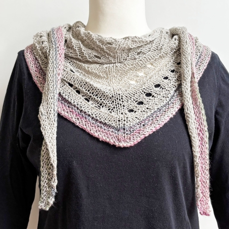 Dreiecktuch mit Seide Farbe Sand handgestrickt ca 37 x 190 cm