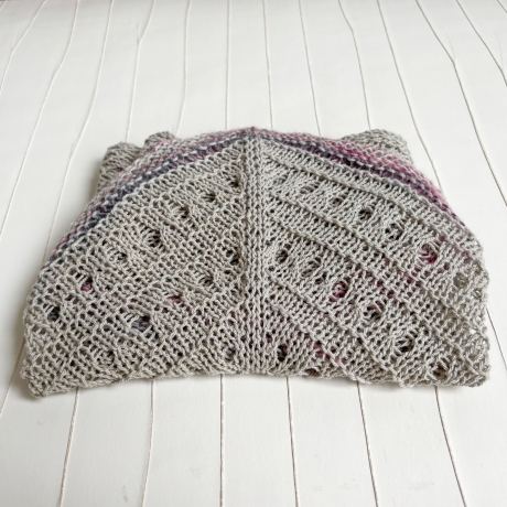 Dreiecktuch mit Seide Farbe Sand handgestrickt ca 37 x 190 cm