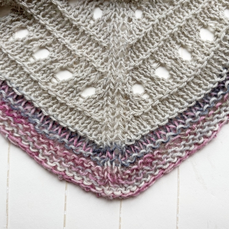 Dreiecktuch mit Seide Farbe Sand handgestrickt ca 37 x 190 cm