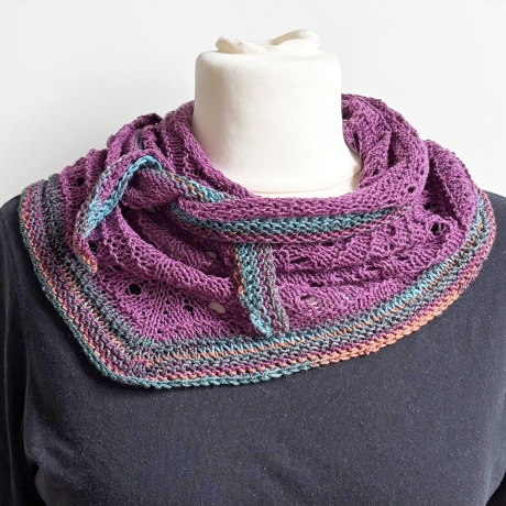 Dreiecktuch mit Seide Brombeere handgestrickt ca 35 x 170 cm