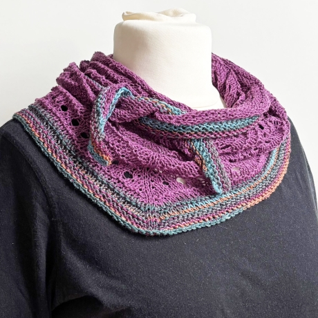 Dreiecktuch mit Seide Brombeere handgestrickt ca 35 x 170 cm