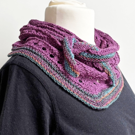 Dreiecktuch mit Seide Brombeere handgestrickt ca 35 x 170 cm