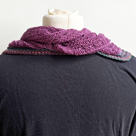 Dreiecktuch mit Seide Brombeere handgestrickt ca 35 x 170 cm