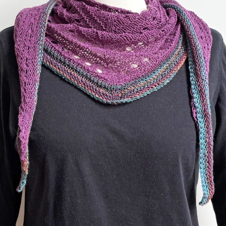 Dreiecktuch mit Seide Brombeere handgestrickt ca 35 x 170 cm