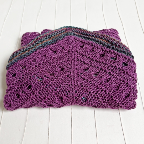 Dreiecktuch mit Seide Brombeere handgestrickt ca 35 x 170 cm