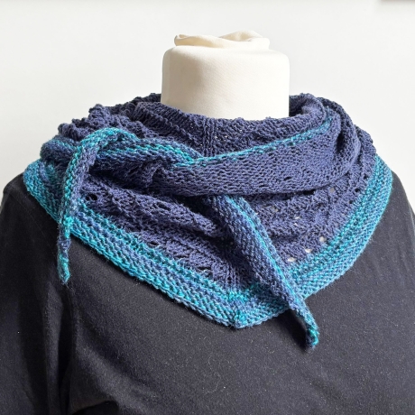 Dreiecktuch Nachtblau mit Seide handgestrickt ca 35 x 180 cm