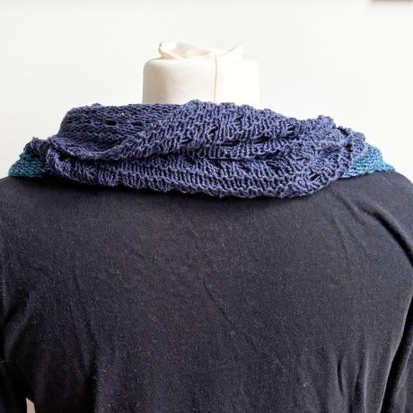 Dreiecktuch Nachtblau mit Seide handgestrickt ca 35 x 180 cm