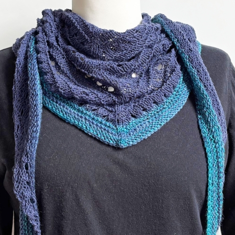 Dreiecktuch Nachtblau mit Seide handgestrickt ca 35 x 180 cm