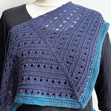 Dreiecktuch Nachtblau mit Seide handgestrickt ca 35 x 180 cm