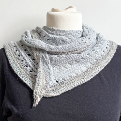 Dreieckstuch Eisblau mit Seide handgestrickt ca 35 x 165 cm