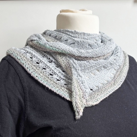 Dreieckstuch Eisblau mit Seide handgestrickt ca 35 x 165 cm