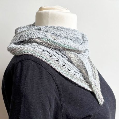 Dreieckstuch Eisblau mit Seide handgestrickt ca 35 x 165 cm