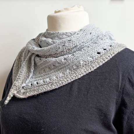 Dreieckstuch Eisblau mit Seide handgestrickt ca 35 x 165 cm