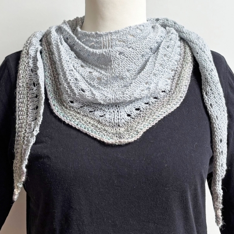 Dreieckstuch Eisblau mit Seide handgestrickt ca 35 x 165 cm