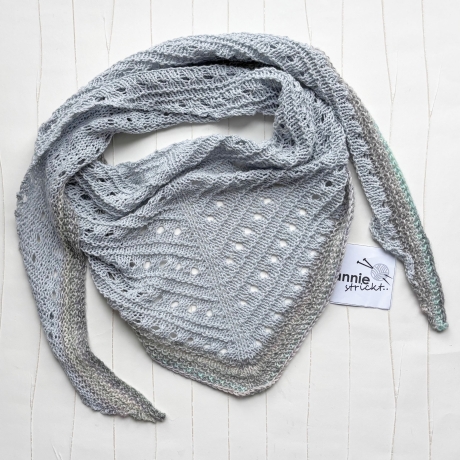 Dreieckstuch Eisblau mit Seide handgestrickt ca 35 x 165 cm