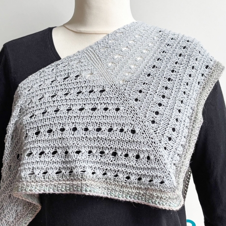 Dreieckstuch Eisblau mit Seide handgestrickt ca 35 x 165 cm