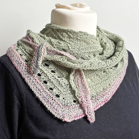 Dreiecktuch Moosgrün handgestrickt mit Seide ca 35 x 165 cm