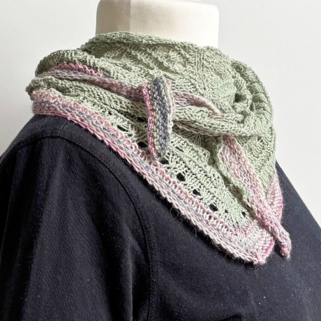 Dreiecktuch Moosgrün handgestrickt mit Seide ca 35 x 165 cm