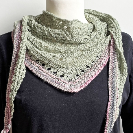 Dreiecktuch Moosgrün handgestrickt mit Seide ca 35 x 165 cm