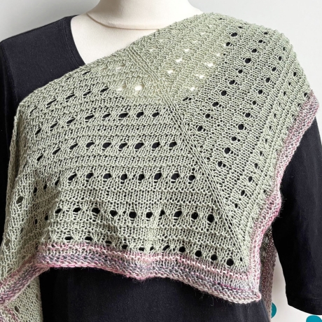 Dreiecktuch Moosgrün handgestrickt mit Seide ca 35 x 165 cm