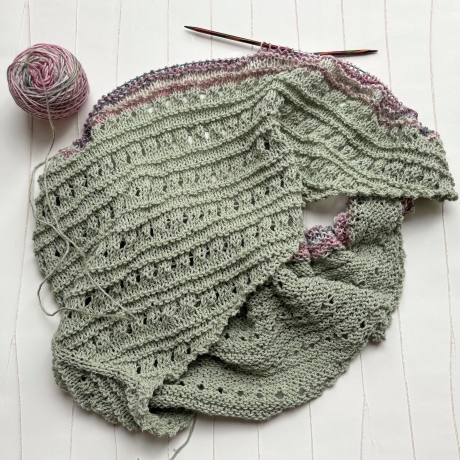 Dreiecktuch Moosgrün handgestrickt mit Seide ca 35 x 165 cm