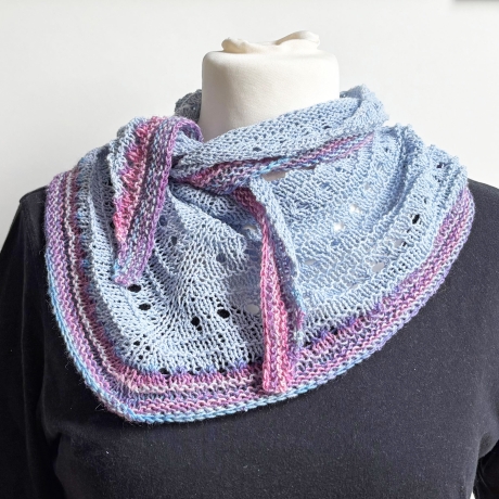 Dreieckstuch Hellblau mit Seide handgestrickt ca 35 x 170 cm