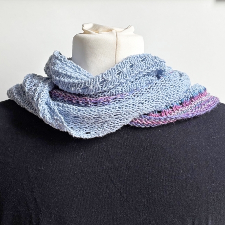 Dreieckstuch Hellblau mit Seide handgestrickt ca 35 x 170 cm