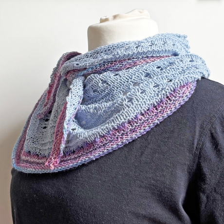 Dreieckstuch Hellblau mit Seide handgestrickt ca 35 x 170 cm