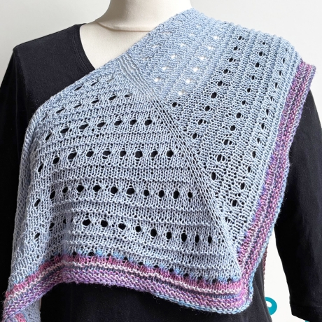 Dreieckstuch Hellblau mit Seide handgestrickt ca 35 x 170 cm