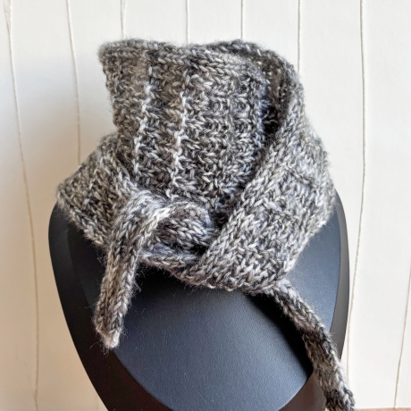Handgestrickter Knotenschal Grau Strukturmuster ca 12 x 100 cm
