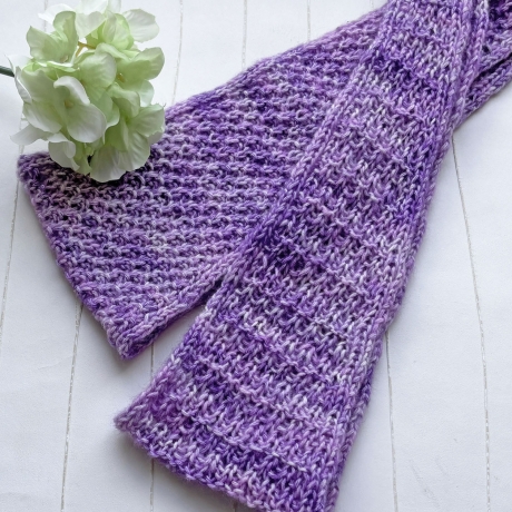 Handgestrickter Knotenschal Lila in Noppenmuster ca 12 x 115 cm