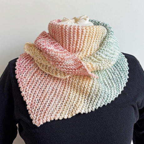 Dreieckstuch Regenbogen Verlauf handgestrickt ca 40 x 160 cm