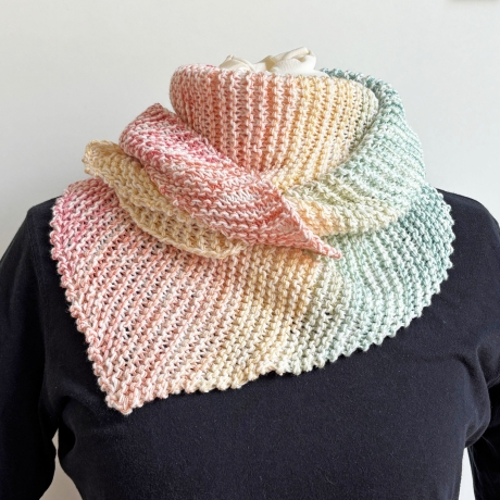 Dreieckstuch Regenbogen Verlauf handgestrickt ca 40 x 160 cm