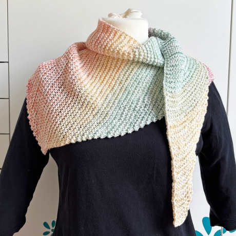 Dreieckstuch Regenbogen Verlauf handgestrickt ca 40 x 160 cm