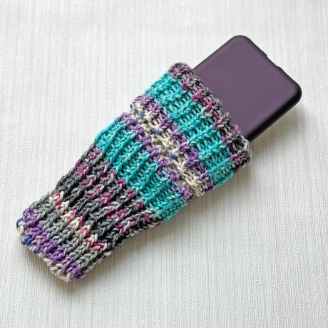 Handyhülle Türkis Grau Weiß geringelt in Rippen handgestrickt