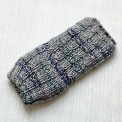 Handyhülle Grau Zopfmuster Handarbeit Umfang dehnbar bis ca 20 cm