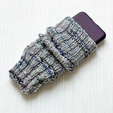 Handyhülle Grau Zopfmuster Handarbeit Umfang dehnbar bis ca 20 cm