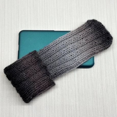 Handyhülle Grautöne Handarbeit Umfang dehnbar bis ca 23 cm
