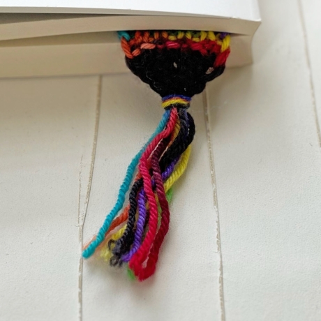 Lesezeichen Grau Schwarz bunt verschiedene Formen handgestrickt 