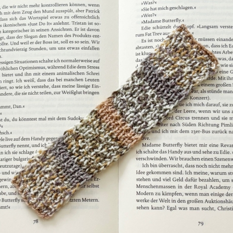 Lesezeichen Grau Schwarz bunt verschiedene Formen handgestrickt 