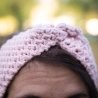 Gehäkeltes Stirnband MIRA, rosa Bandeau, nachhaltige Mode