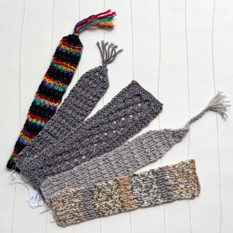 Lesezeichen Grau Schwarz bunt verschiedene Formen handgestrickt 