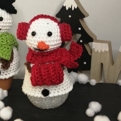 Eierwärmer gehäkelt, Schneemann mit Ohrwärmer 