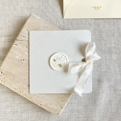 With love • Quadratische Klappkarte mit Seidenband & Umschlag