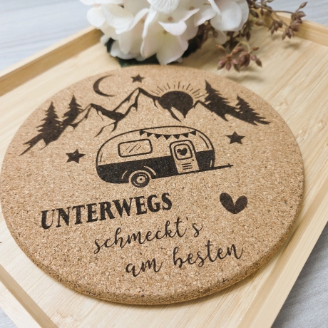 gravierter Topfuntersetzer Camping Wohnwagen aus Kork