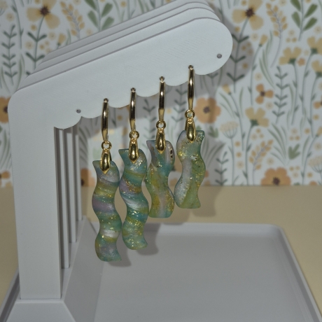 Handgefertigte Wellen-Ohrringe in Apatit-Optik – Polymer Clay