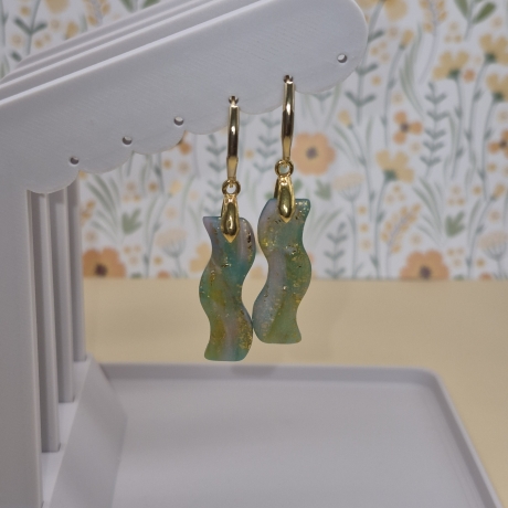 Handgefertigte Wellen-Ohrringe in Apatit-Optik – Polymer Clay
