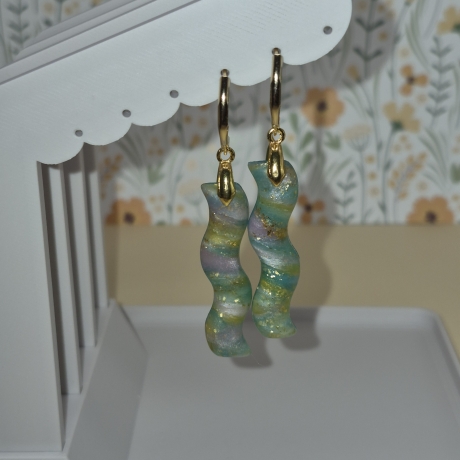 Handgefertigte Wellen-Ohrringe in Apatit-Optik – Polymer Clay