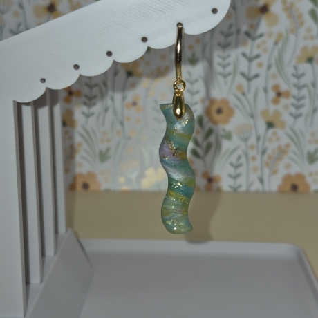 Handgefertigte Wellen-Ohrringe in Apatit-Optik – Polymer Clay
